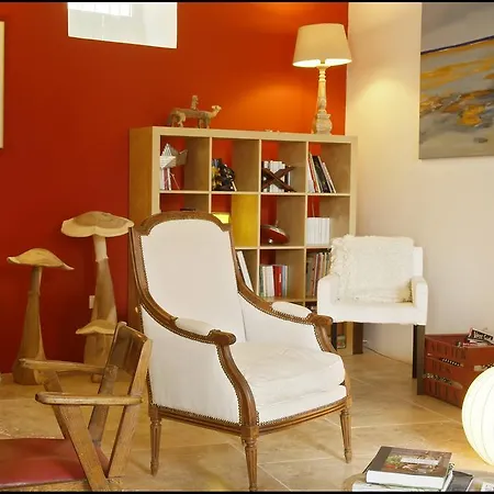 La Maison Rouge D'uzes Bed and breakfast