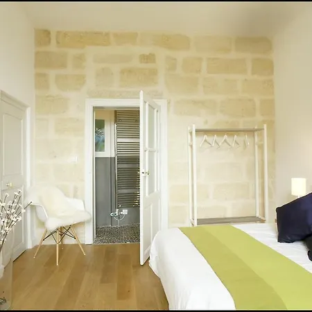 La Maison Rouge D'uzes Bed and breakfast 4*