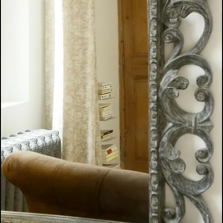 La Maison Rouge D'uzes Bed & Breakfast