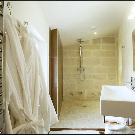 La Maison Rouge D'uzes Bed and breakfast 4*