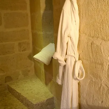 La Maison Rouge D'uzes Bed & Breakfast