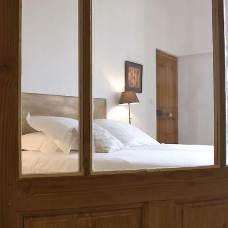 La Maison Rouge D'uzes Bed and breakfast