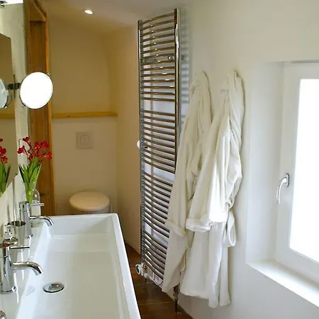 La Maison Rouge D'uzes Bed and breakfast