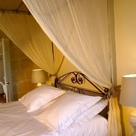 La Maison Rouge D'uzes Bed and breakfast