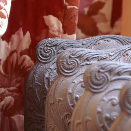 La Maison Rouge D'uzes 4*