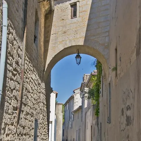 La Maison Rouge D'uzes Bed and breakfast
