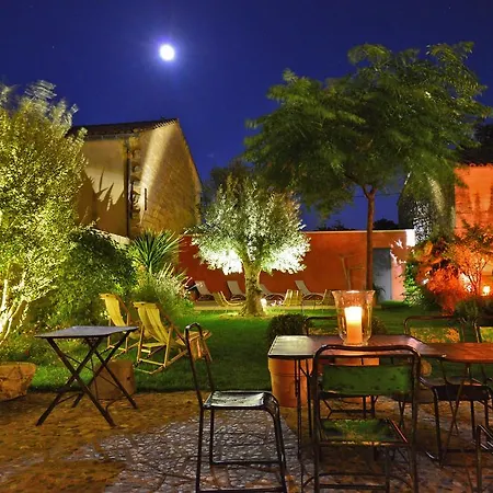 La Maison Rouge D'uzes Bed and breakfast